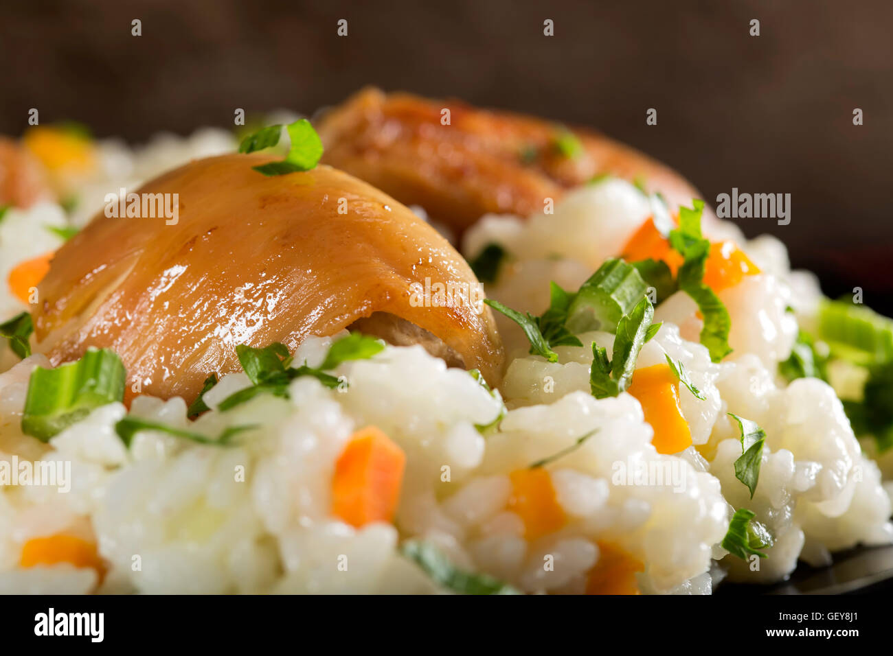 Ein Teller mit Reis mit gebratenem Huhn und Gemüse. Selektiven Fokus. Stockfoto