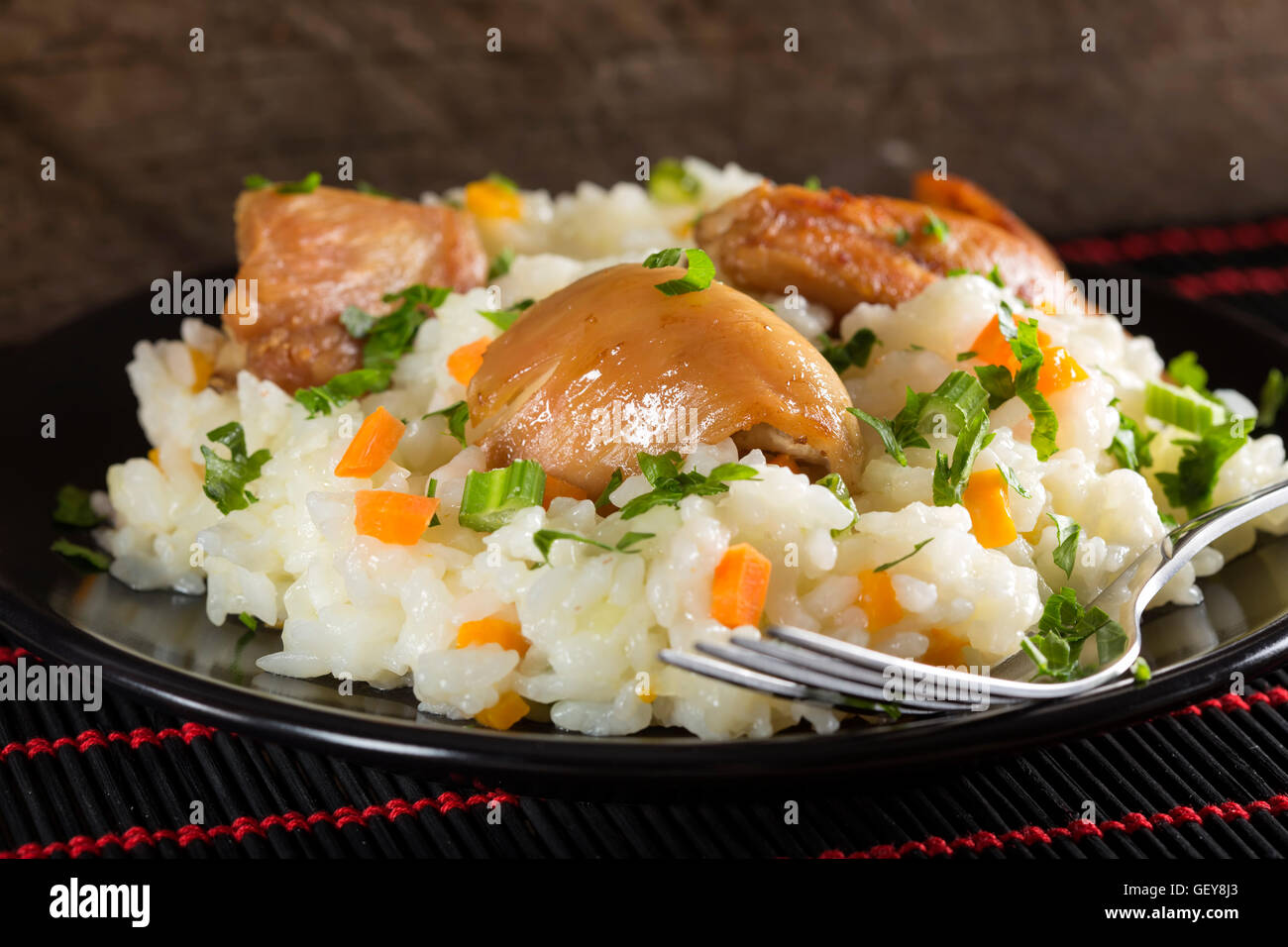 Ein Teller mit Reis mit gebratenem Huhn und Gemüse. Selektiven Fokus. Stockfoto