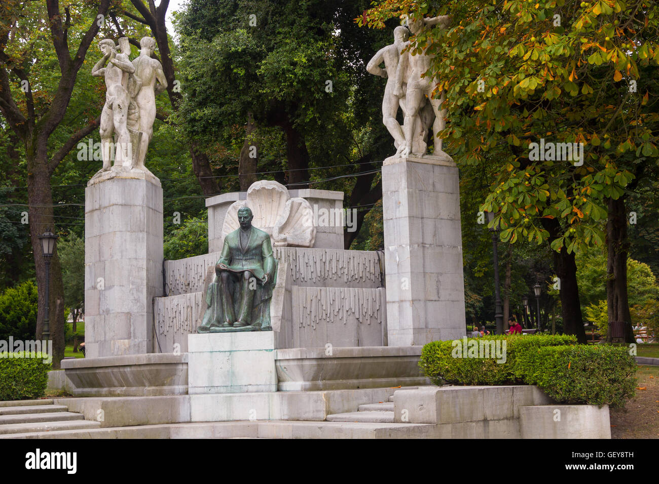 Statue der Mann sitzt in Oviedo, Spanien Stockfoto