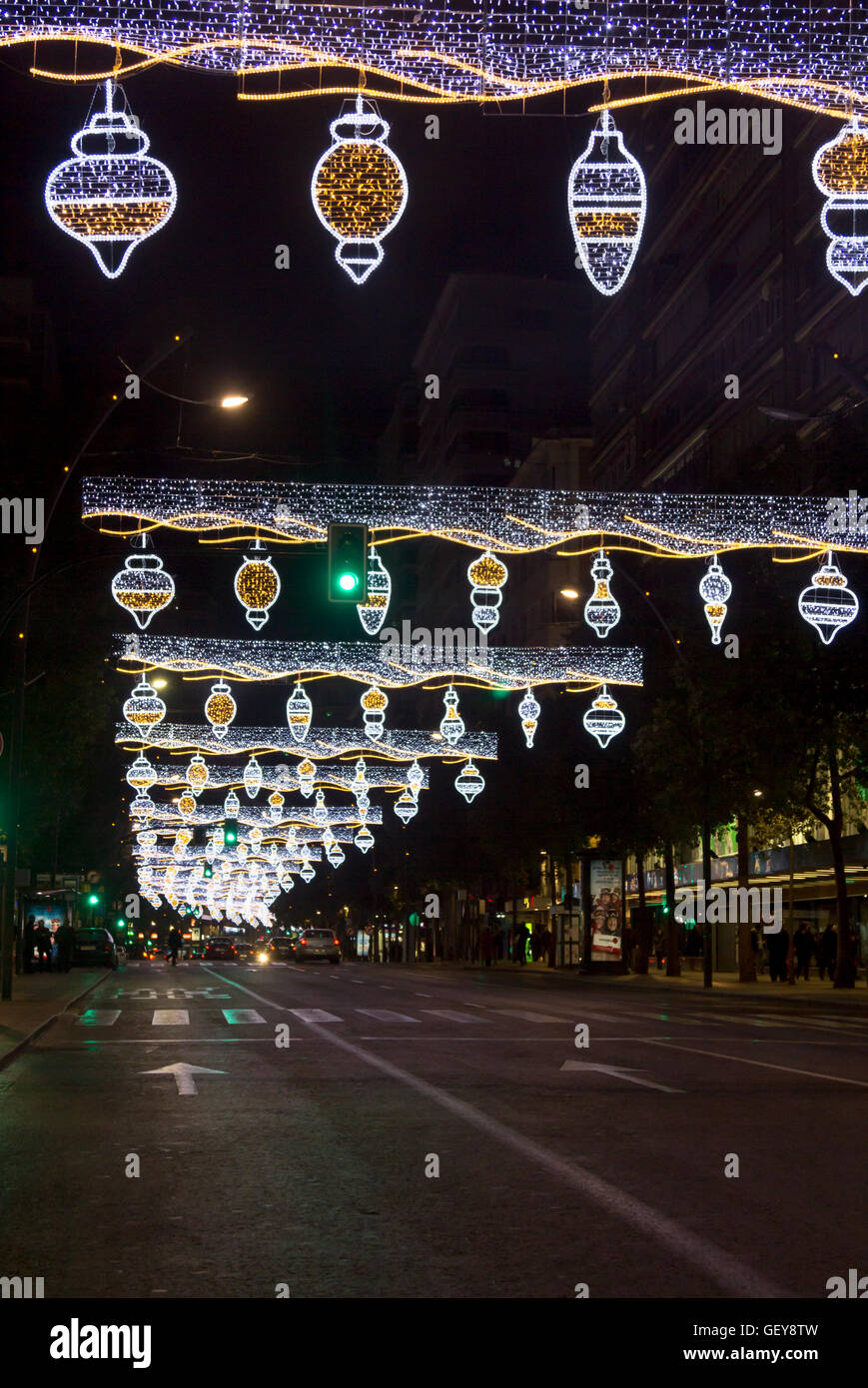 Bunte Lichter schmücken die Straßen zu Weihnachten, Madrid, Spanien Stockfoto