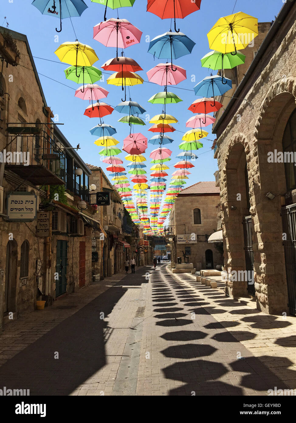 Jerusalem: bunte Sonnenschirme hängen an Yoel Moshe Salomo Straße für die  Schirme Street Projekt von Jerusalem Development Authority gefördert  Stockfotografie - Alamy