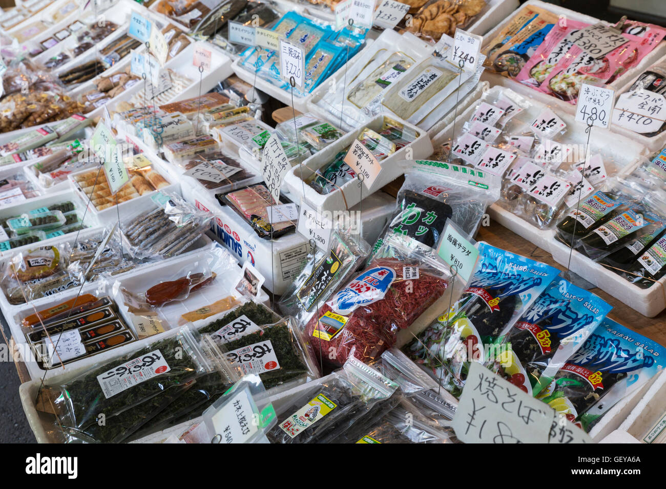 Die äußeren Markt Tsukiji-Fischmarkt in Tokio, Japan. Anzeige von frischen Fisch und Meeresfrüchte, Gewürze, Kochen Werkzeuge und Zutaten Stockfoto