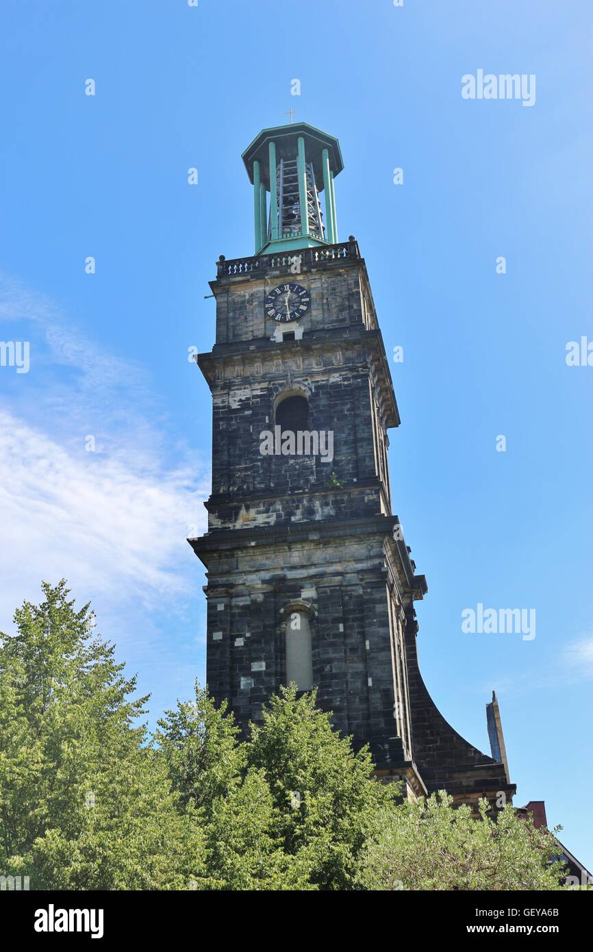 Der Turm der mittelalterlichen Aegidien-Kirche in Hannover, im Norden Deutschlands. Es ist jetzt ein Denkmal. Stockfoto