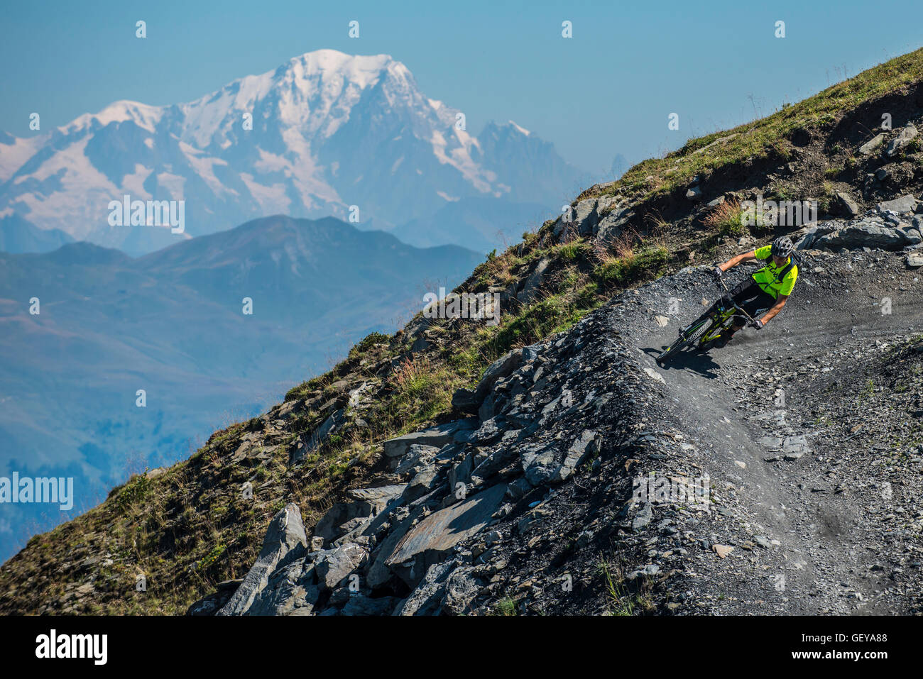 Ein Mountainbiker reitet ein Trail in den Französischen Alpen Resort von Méribel, mit Mont Blanc im Hintergrund. Stockfoto
