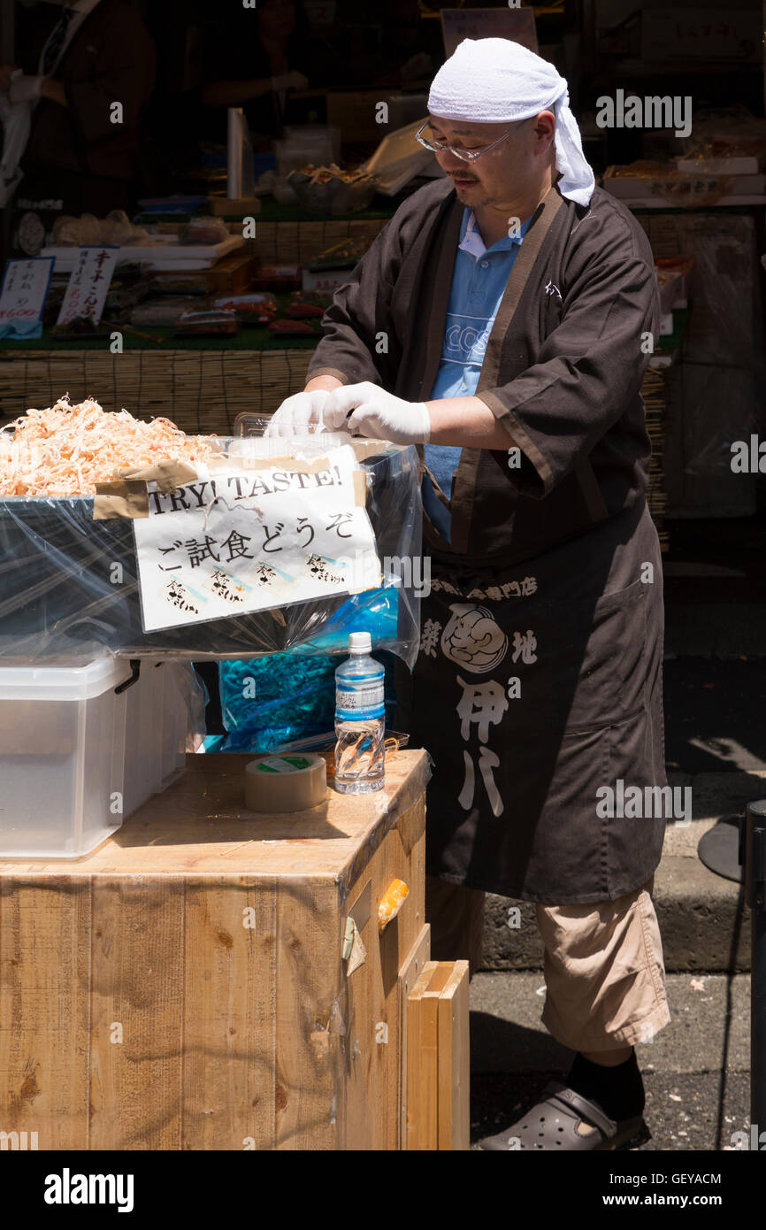 Die äußeren Markt Tsukiji-Fischmarkt in Tokio, Japan. Handwerkern bereiten Sie frische Meeresfrüchte und verkaufen es für Besucher. Stockfoto