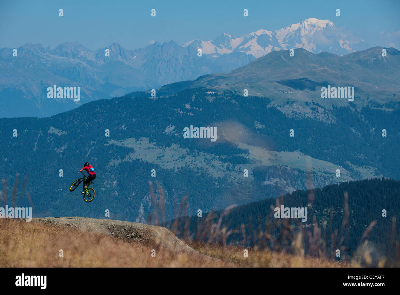 Ein Mountainbiker reitet ein Trail in den Französischen Alpen Resort von Méribel, mit Mont Blanc im Hintergrund. Stockfoto