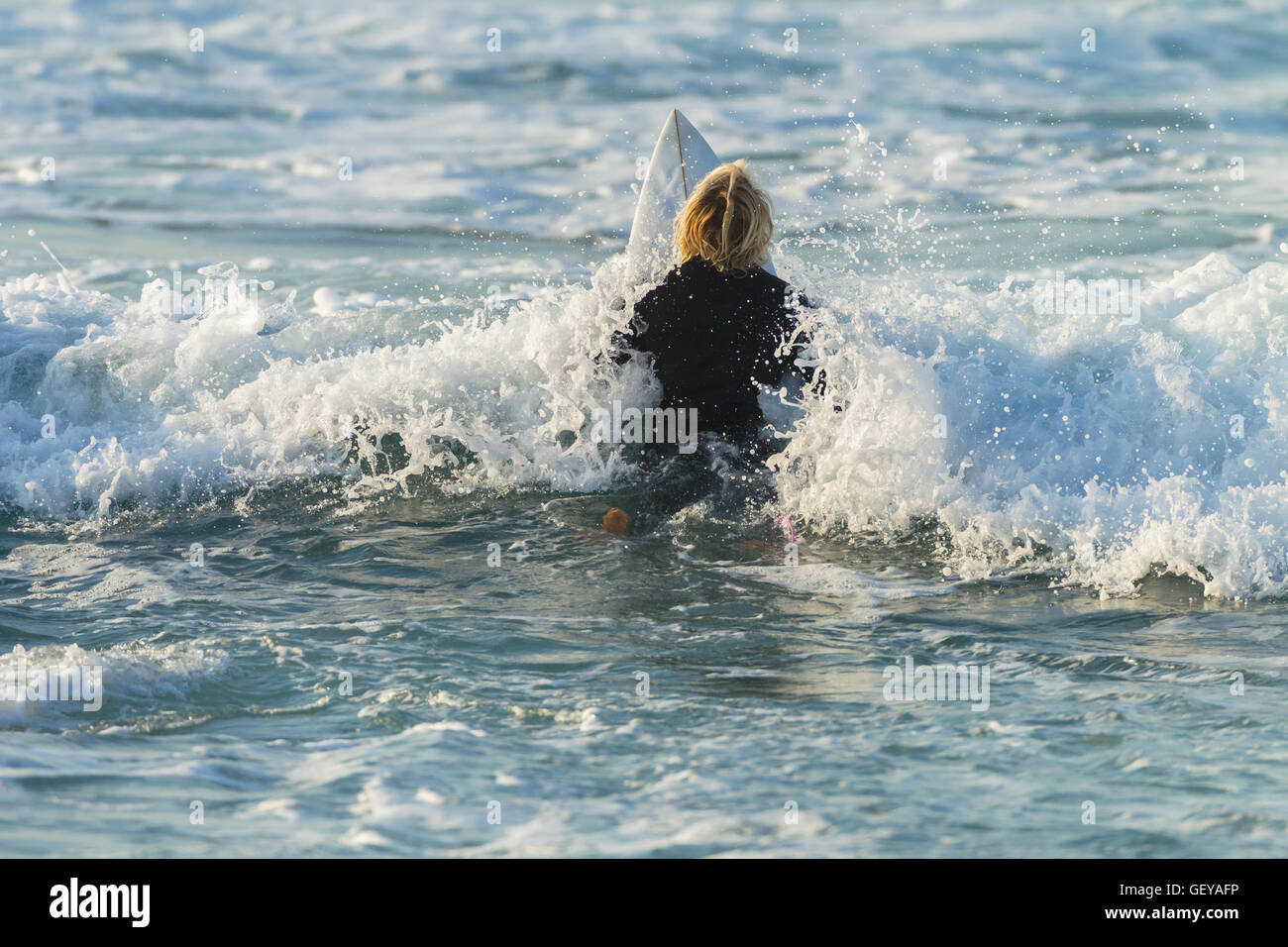 Surfen Surfer nicht identifizierten Paddel Ocean Wave Wildwasser morgen begegnen Stockfoto