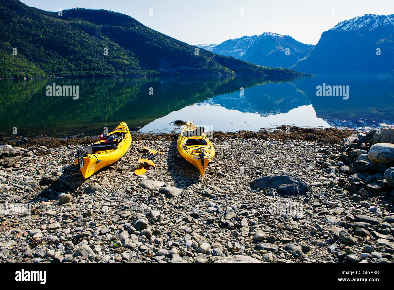 Kajaks am Ufer des Glanz Fjord in Sognefjorden, Norwegen Stockfoto