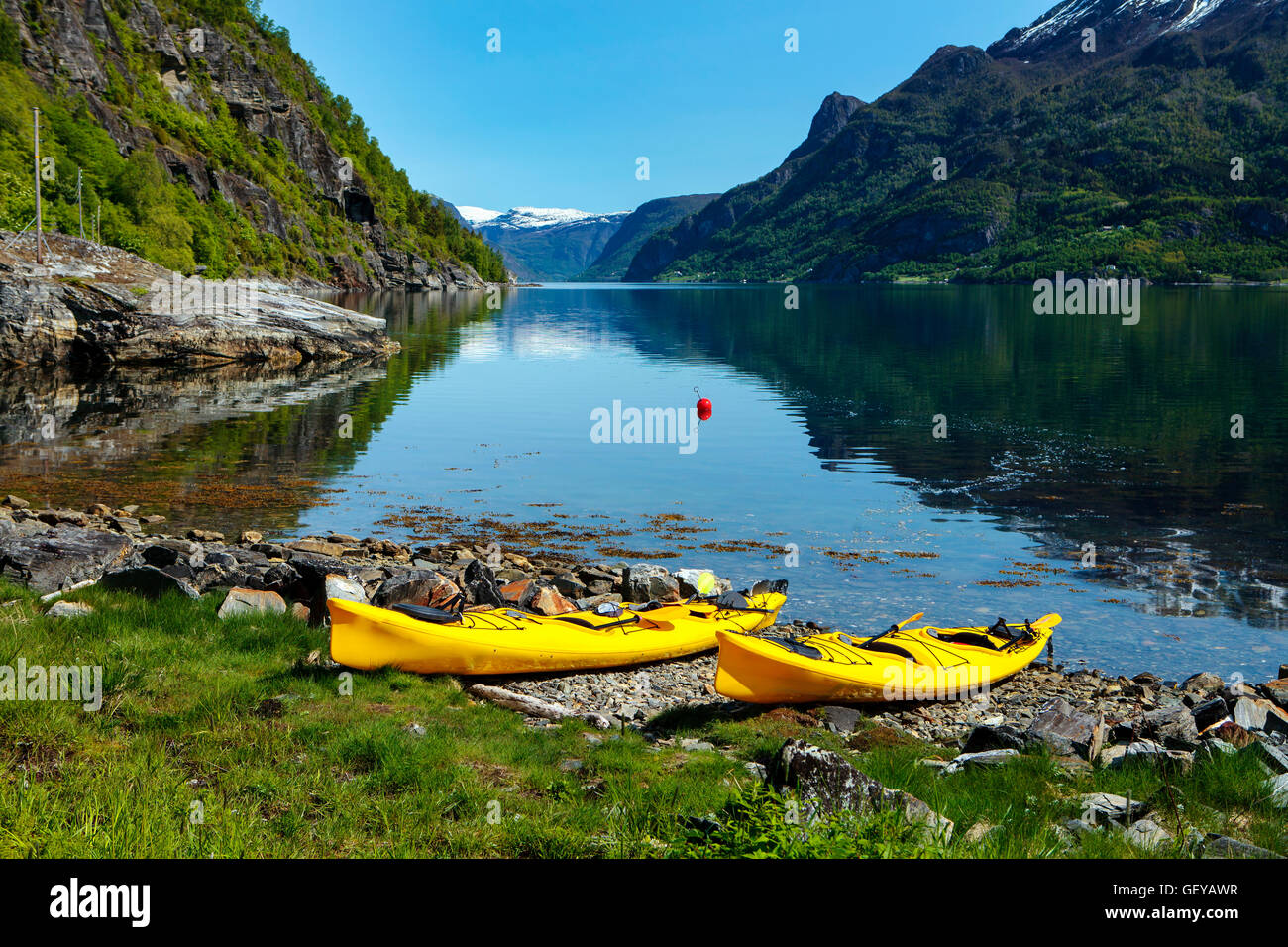 Kajaks am Ufer des Glanz Fjord in Sognefjorden, Norwegen Stockfoto