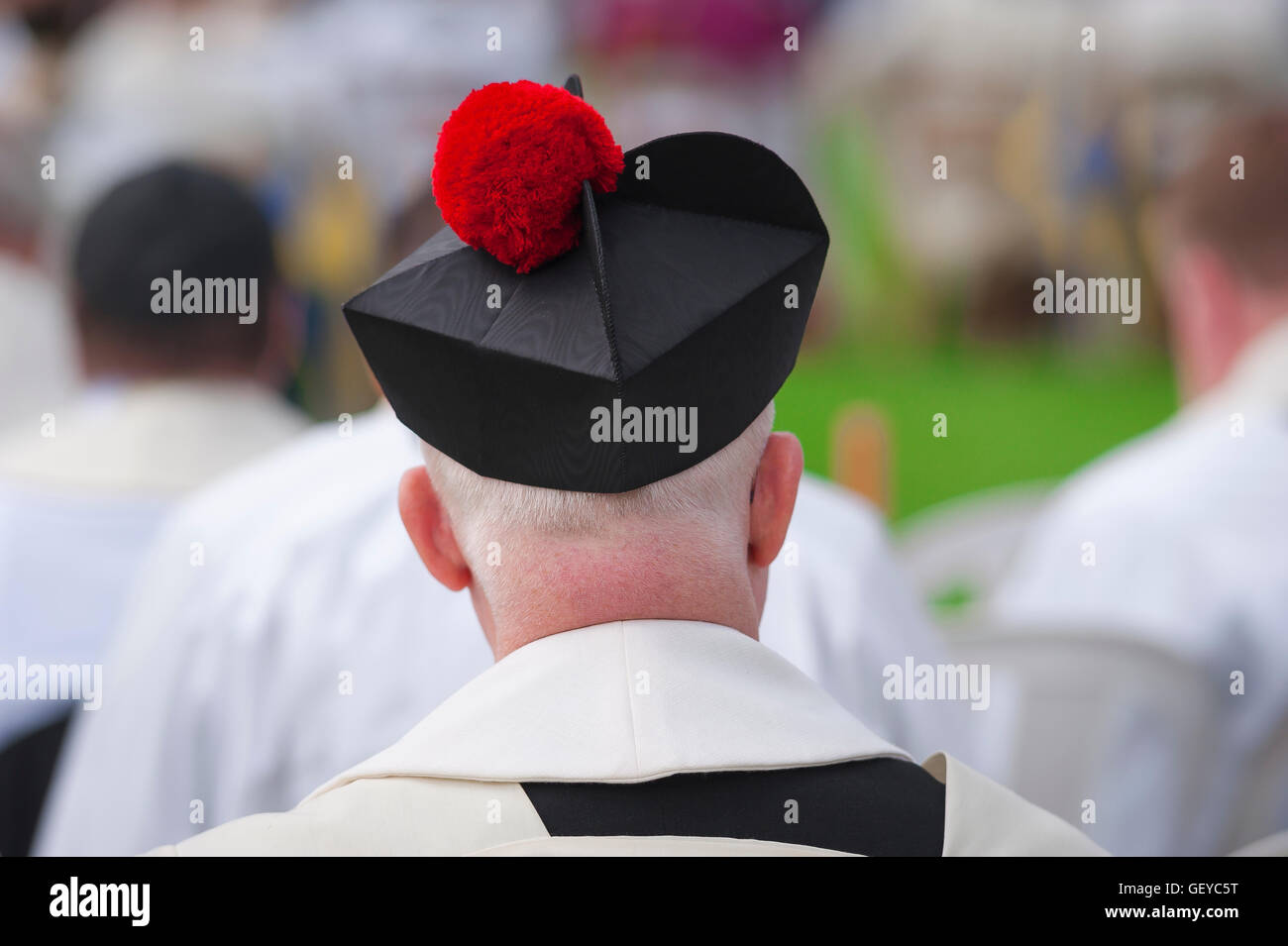 Ein Priester steht im Gebet während der jährlichen nationalen Wallfahrt an Walsingham Abbey, Norfolk, England statt. Stockfoto
