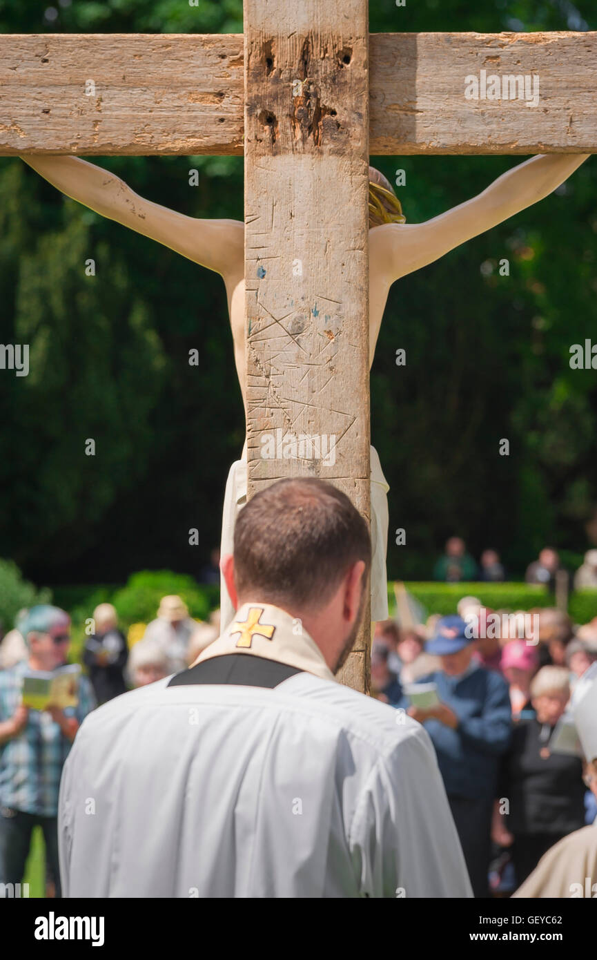 Ein Priester führt eine Gemeinde im Gebet während der jährlichen nationalen Wallfahrt an Walsingham Abbey, Norfolk, England statt. Stockfoto