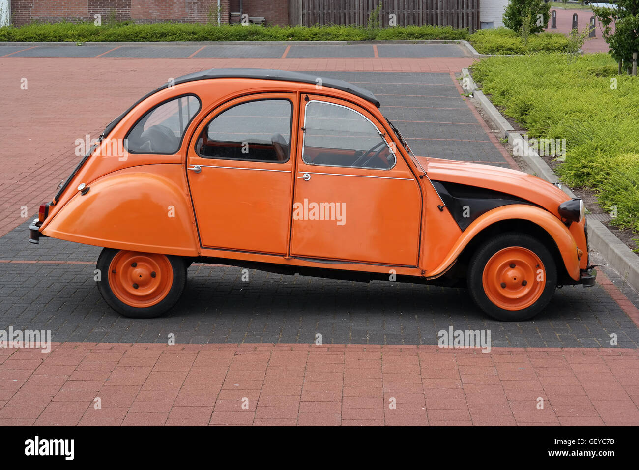 Orange lackiert Oldtimer-Citroen 2CV Stockfoto