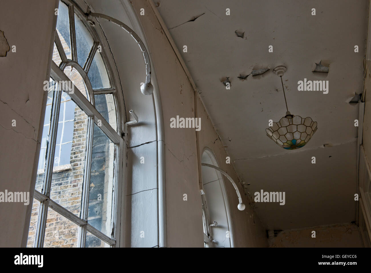 Innere Bild zeigt ein Teil des geschlossenen St Clements Krankenhauses im Londoner East End vor der großen Sanierung. Stockfoto