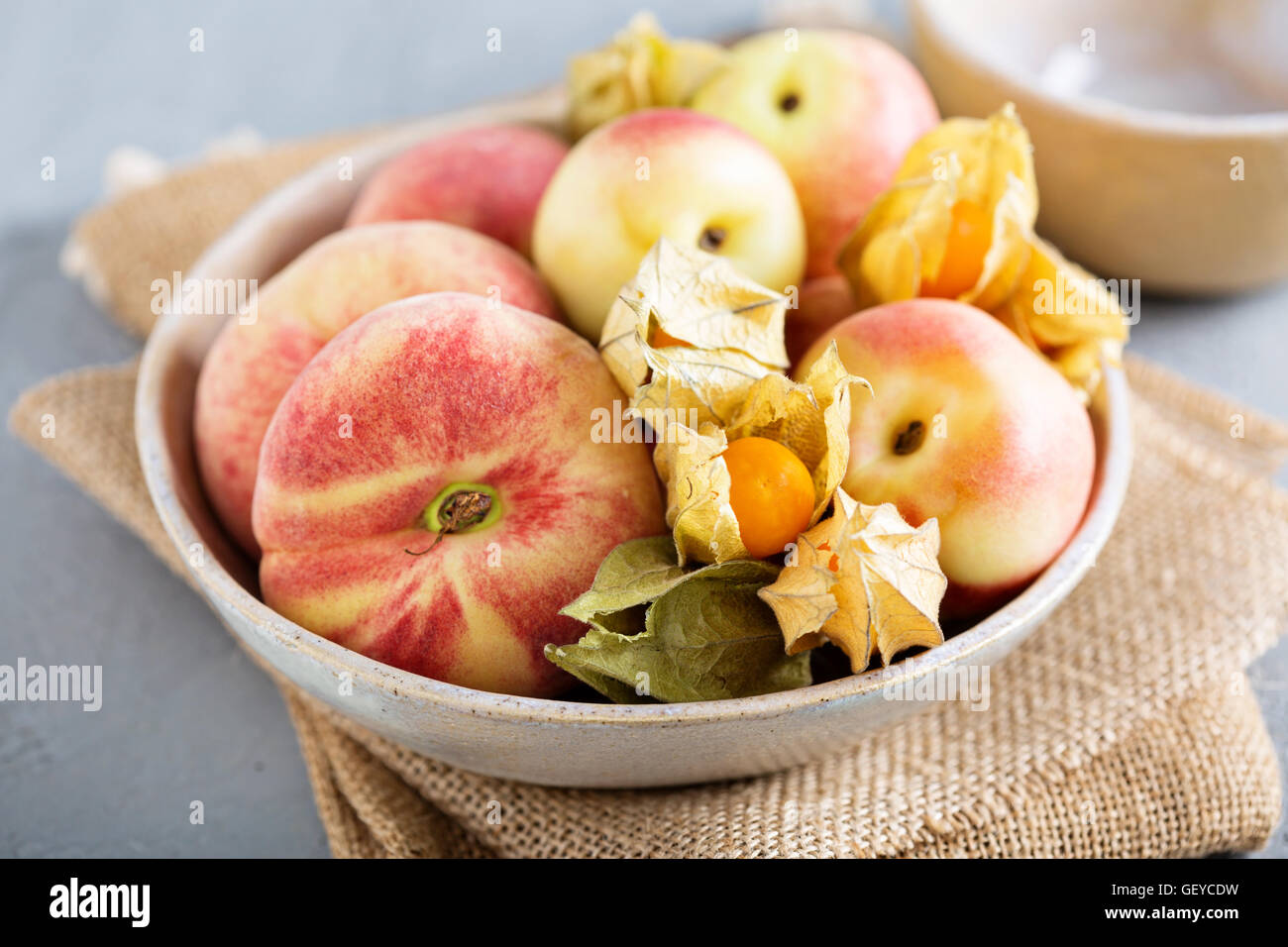 Verschiedene Früchte in eine große Schüssel Stockfoto