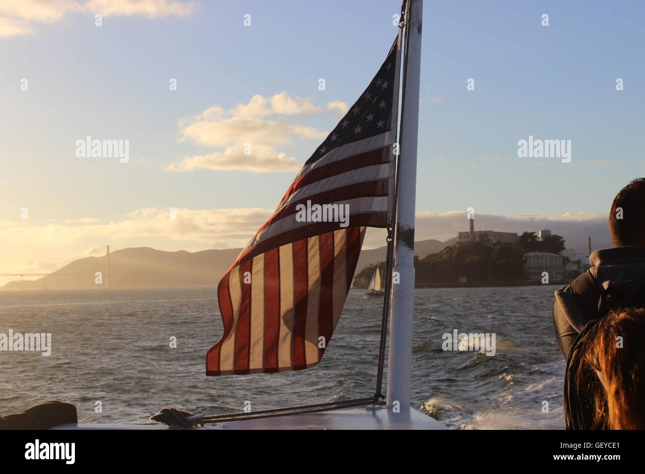 Ein Foto von der amerikanischen Flagge im Sonnenlicht/Sonnenuntergang über der San Francisco, Sausalito Kreuzfahrt Stockfoto