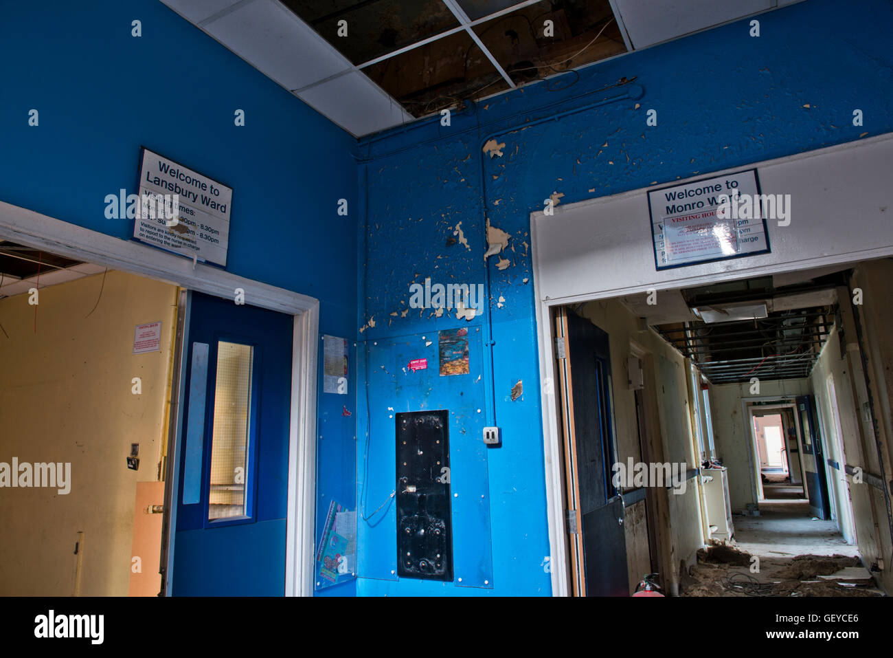 Innere Bild zeigt ein Teil des geschlossenen St Clements Krankenhauses im Londoner East End vor der großen Sanierung. Stockfoto