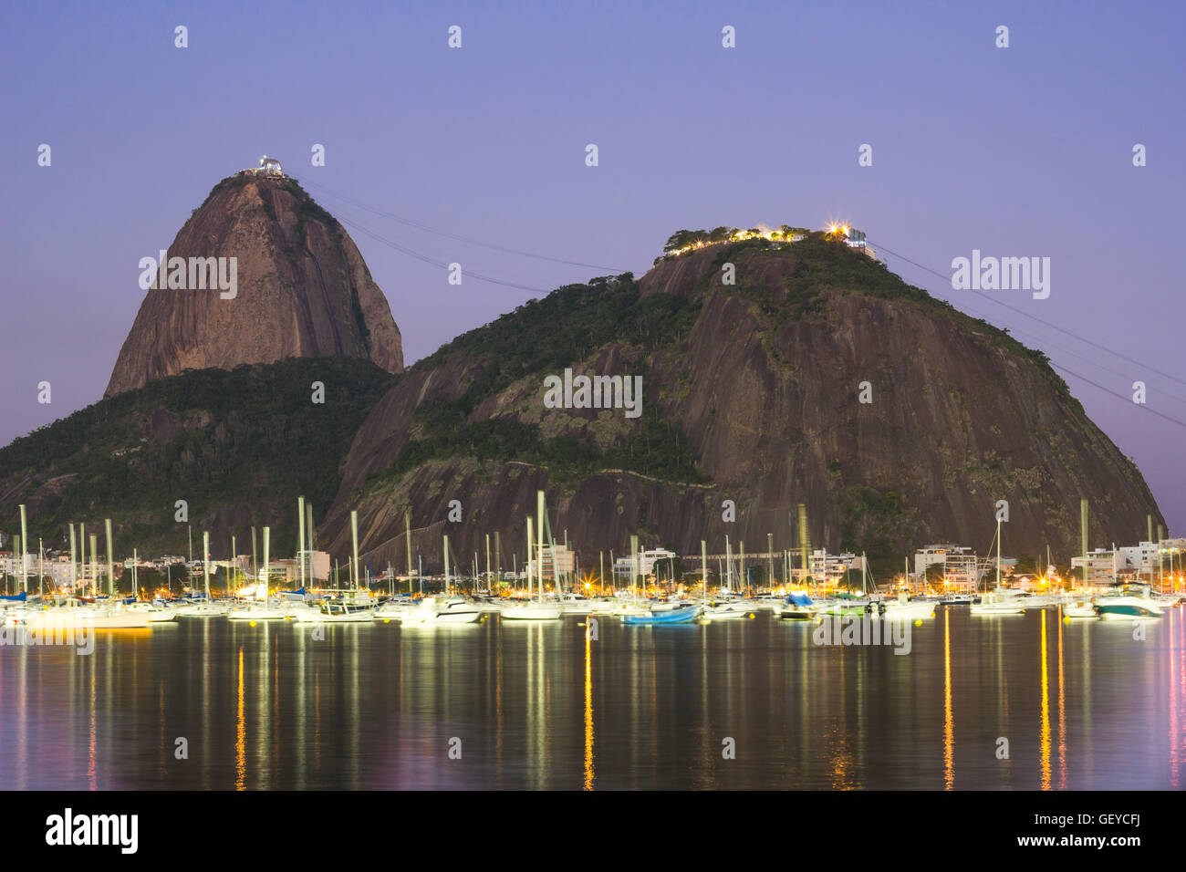 Rio De Janeiro: Brasilien, Juli 2015. Zuckerhut in der Nacht mit vielen Booten in langen Belichtungszeit aufgenommen. Stockfoto