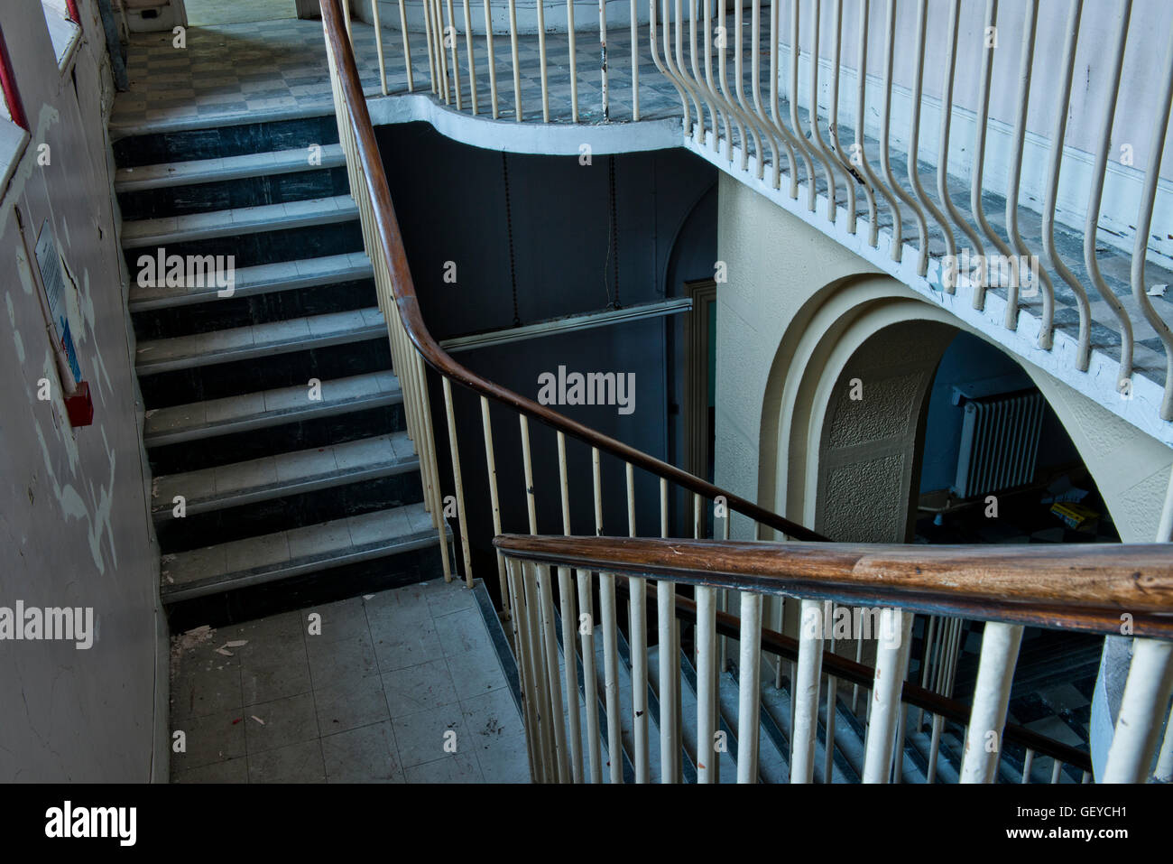 Teil der Haupttreppe innerhalb der geschlossenen St Clements Hospital im Londoner East End vor der großen Sanierung. Stockfoto