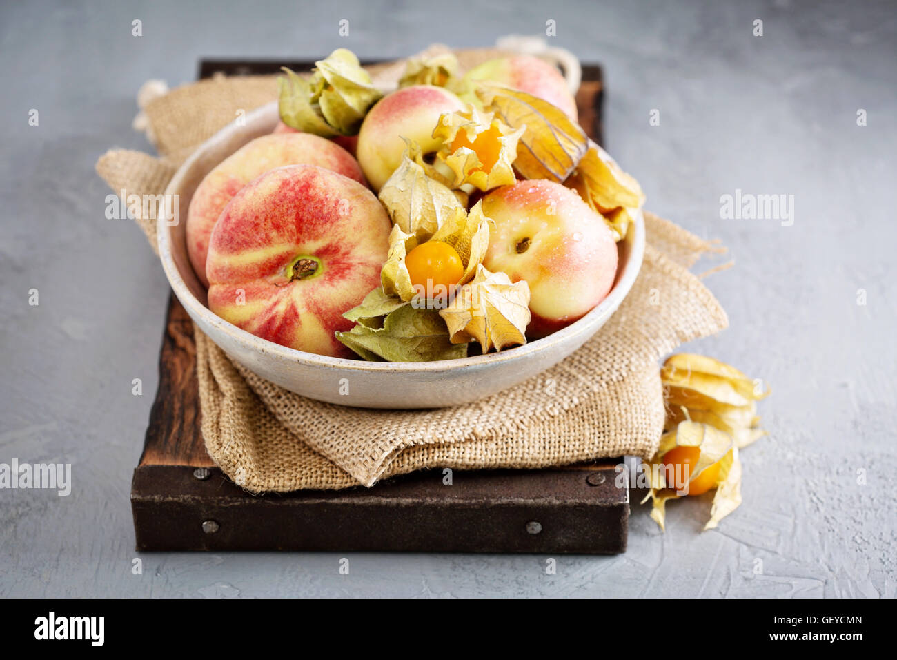 Verschiedene Früchte in eine große Schüssel Stockfoto