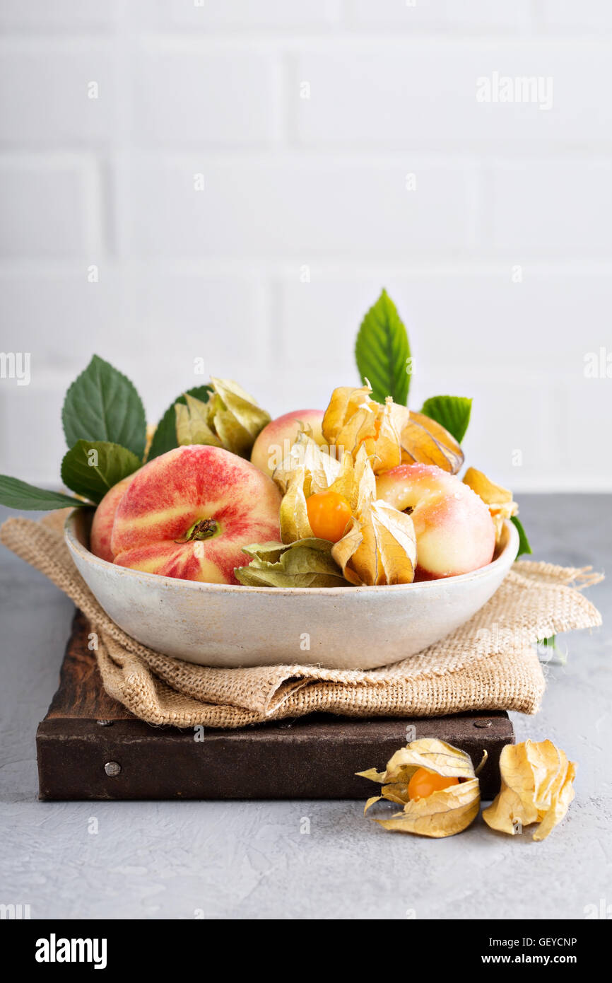 Verschiedene Früchte in eine große Schüssel Stockfoto