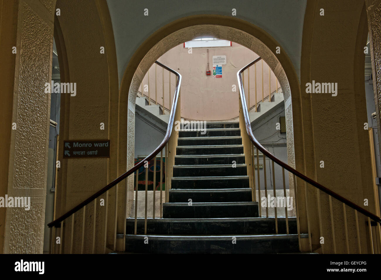 Teil der Haupttreppe innerhalb der geschlossenen St Clements Hospital im Londoner East End vor der großen Sanierung. Stockfoto