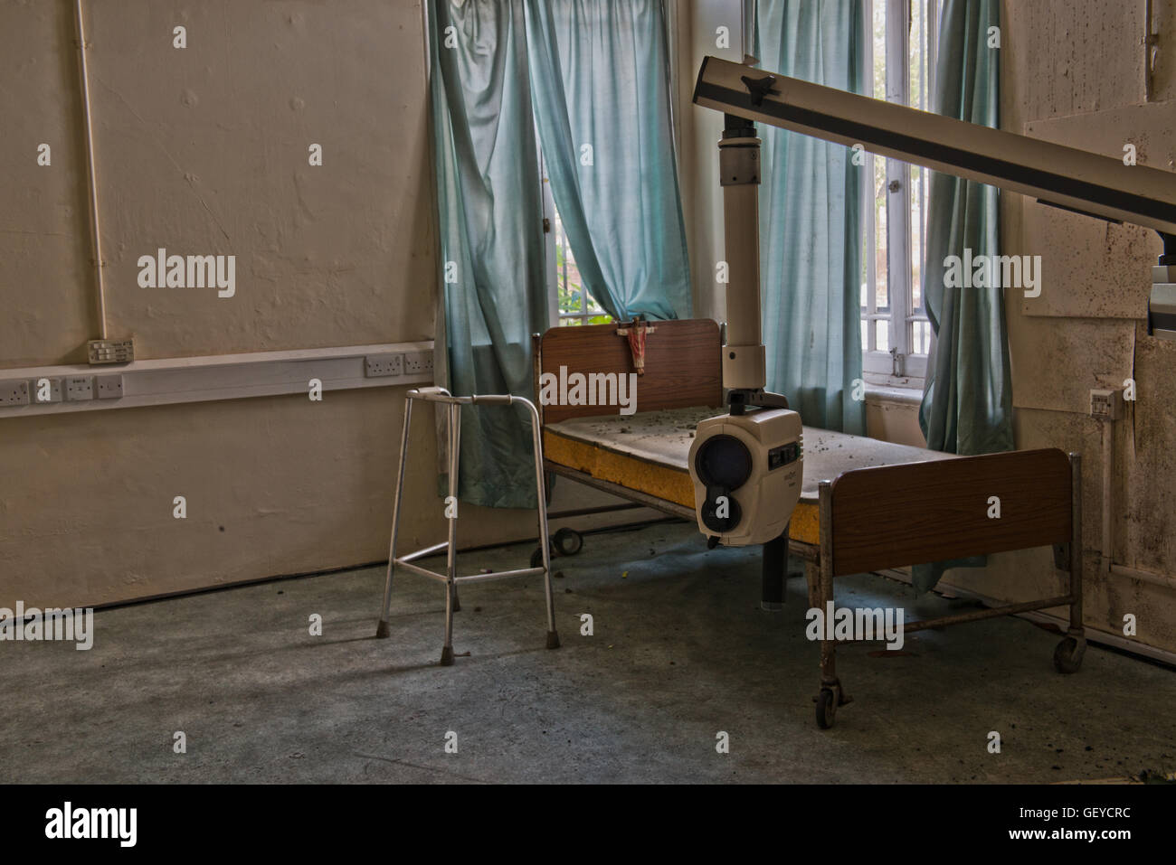 Betten und andere medizinische Geräte sind innerhalb der geschlossenen St Clements Hospital im Londoner East End vor der großen Sanierung. Stockfoto