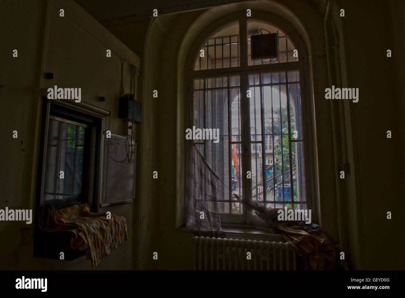 Innere Bild zeigt ein Teil des geschlossenen St Clements Krankenhauses im Londoner East End vor der großen Sanierung. Stockfoto