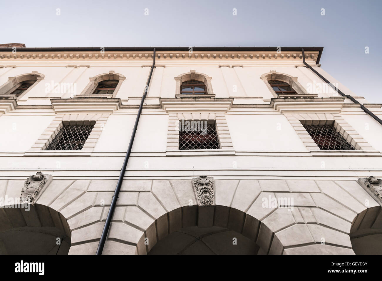 Fassade eines alten italienischen mittelalterlichen Gebäudes. Stockfoto