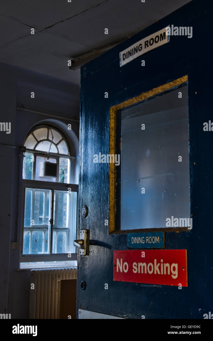 Innere Bild zeigt ein Teil des geschlossenen St Clements Krankenhauses im Londoner East End vor der großen Sanierung. Stockfoto
