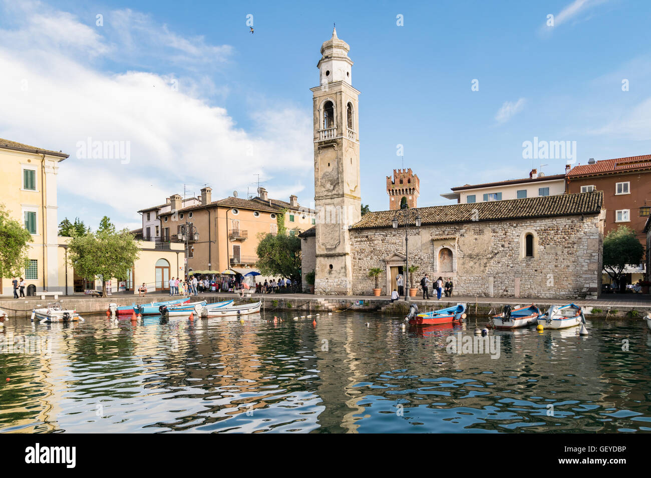 Kleinen, romantischen Hafen in Lazise am Gardasee, Italien. Stockfoto