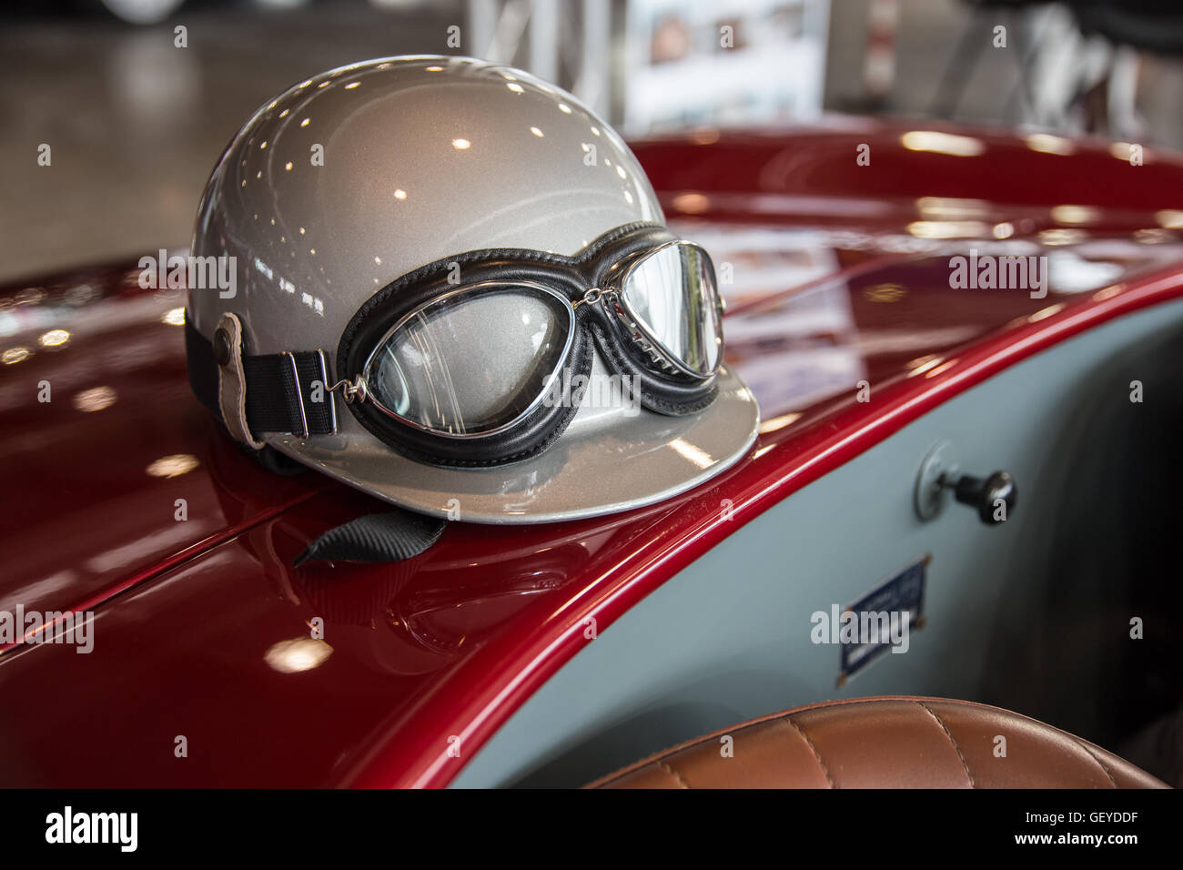 Helm und Brille ruht auf einem Luxus-Cabrio-Sportwagen. Stockfoto Helm und Brille ruht auf einem Luxus-Cabrio-Sportwagen. Stockfoto