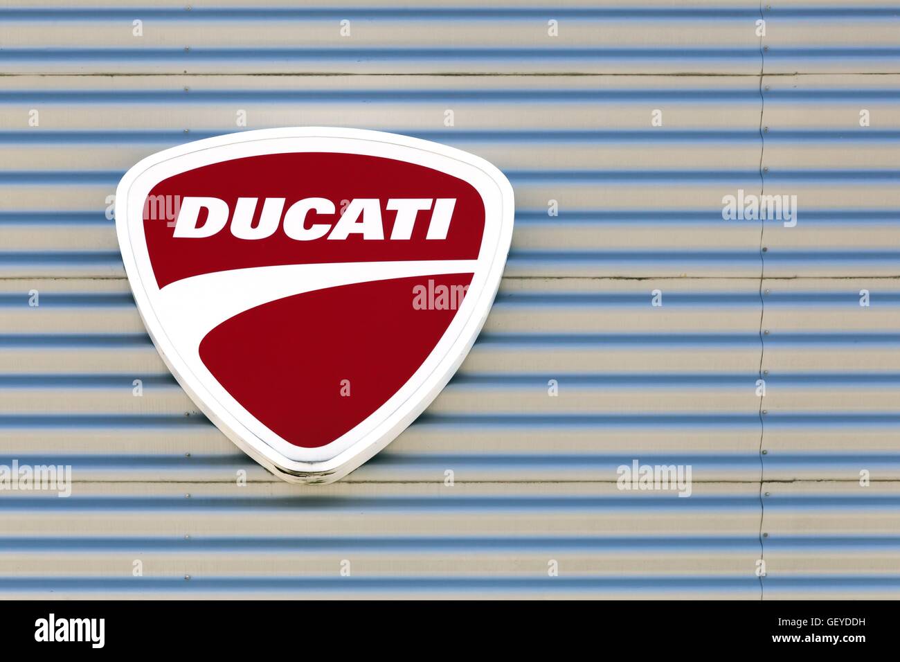 Ducati-Logo an der Wand Stockfoto