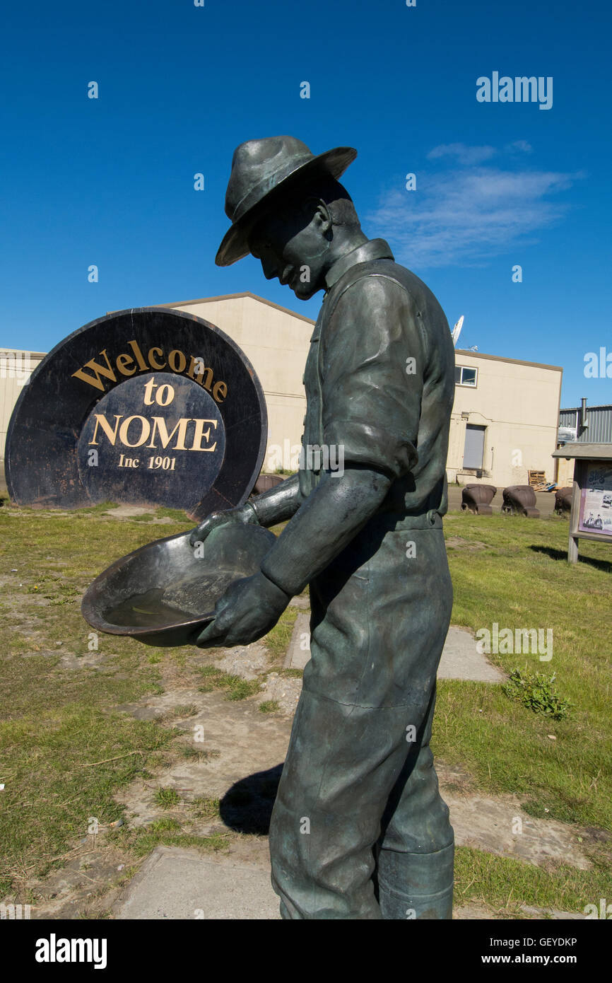 Alaska, Seward Peninsula, Nome, amboss City Square. Statue der "Drei glückliche Schweden' vor der riesigen Gold Pan. Stockfoto