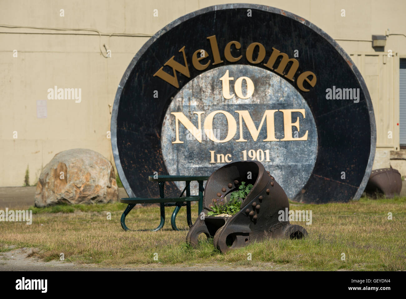 Alaska, Seward-Halbinsel, Nome, Amboss Stadtplatz. Erz-Eimer vor der "größten Gold Pan in der Welt." Stockfoto