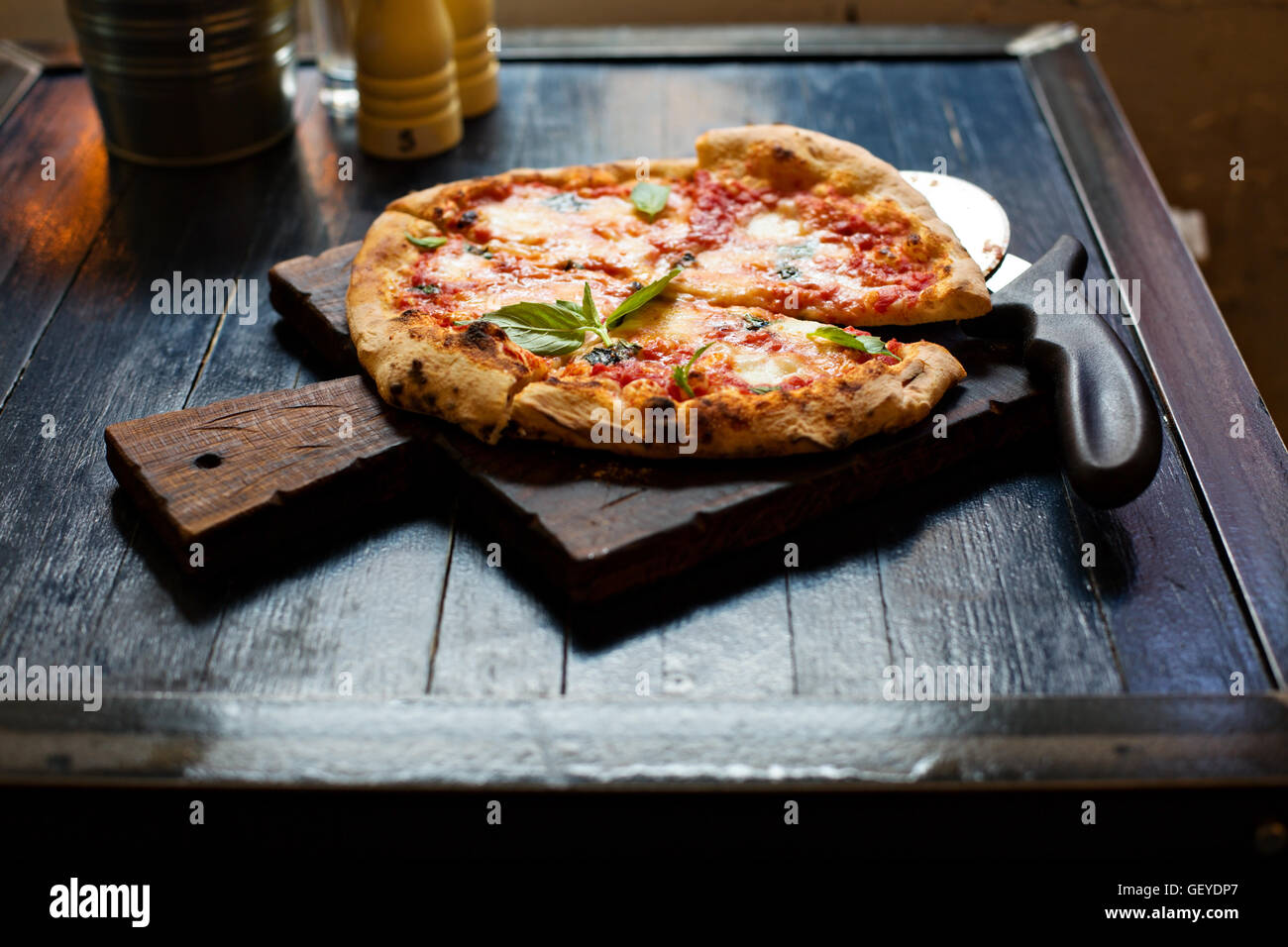 Pizza Margherita frisch gebacken auf einem Tisch im café Stockfoto