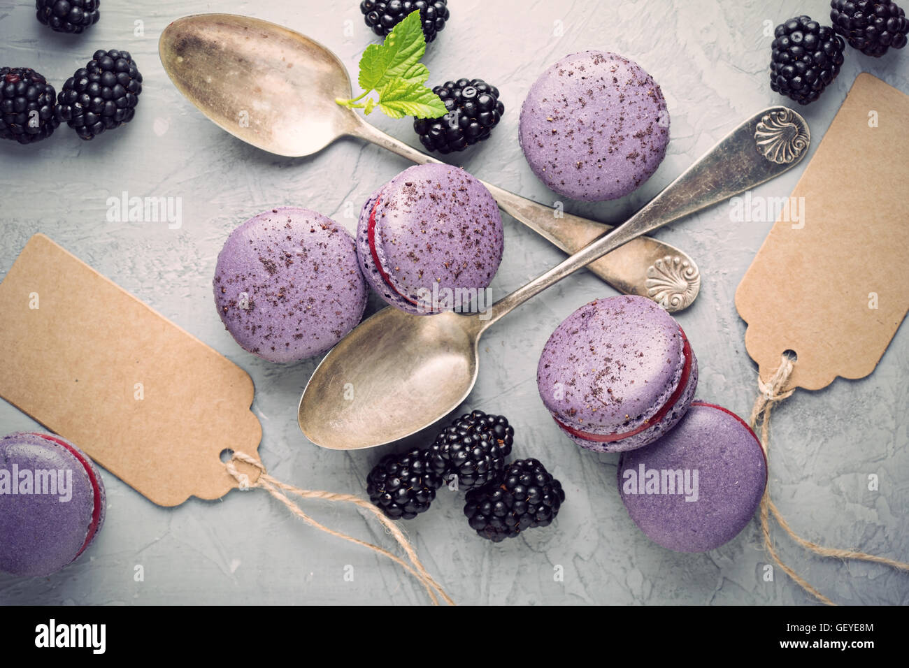 Französische Macarons auf einem grauen Tisch Stockfoto