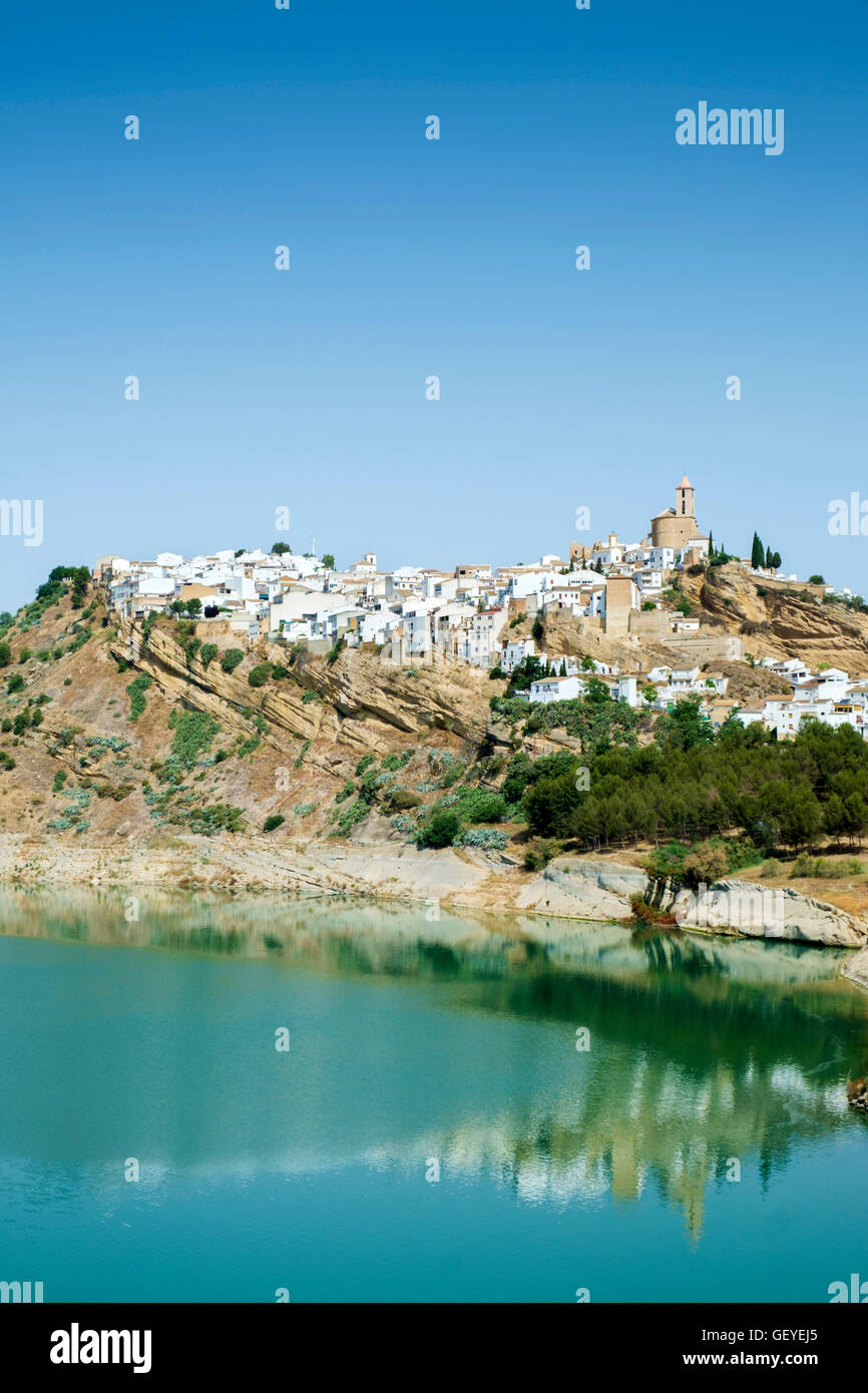 Iznajar Stadt spiegelt sich in den See aus dem Osten. Andalusien, Spanien Stockfoto
