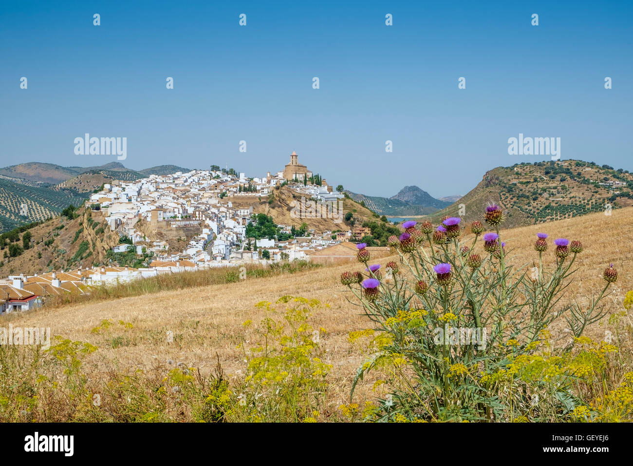 Iznajar Stadt aus dem Osten. Andalusien, Spanien Stockfoto