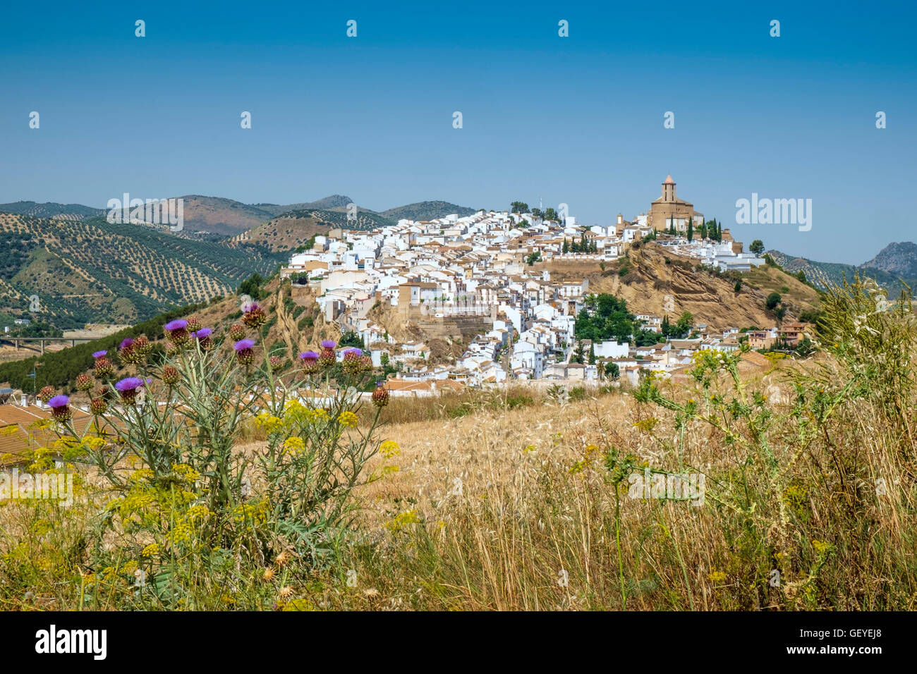 Iznajar Stadt von der Ostseite aus gesehen. Andalusien, Spanien Stockfoto