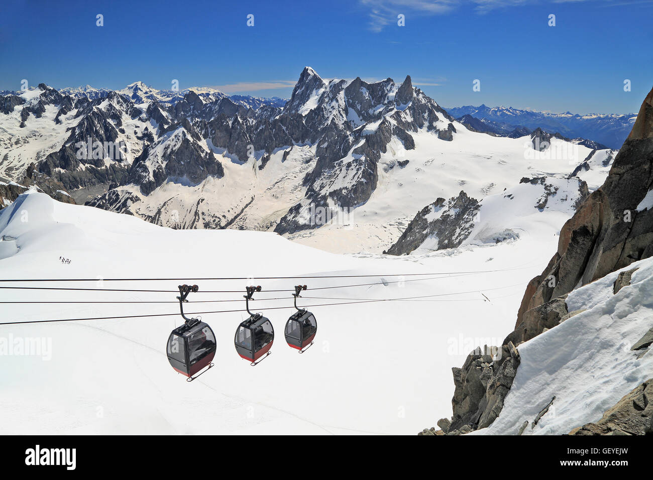 Touristen genießen die majestätische Landschaft in Gondeln von Point Helbronner Aiguille du Midi, Frankreich Stockfoto