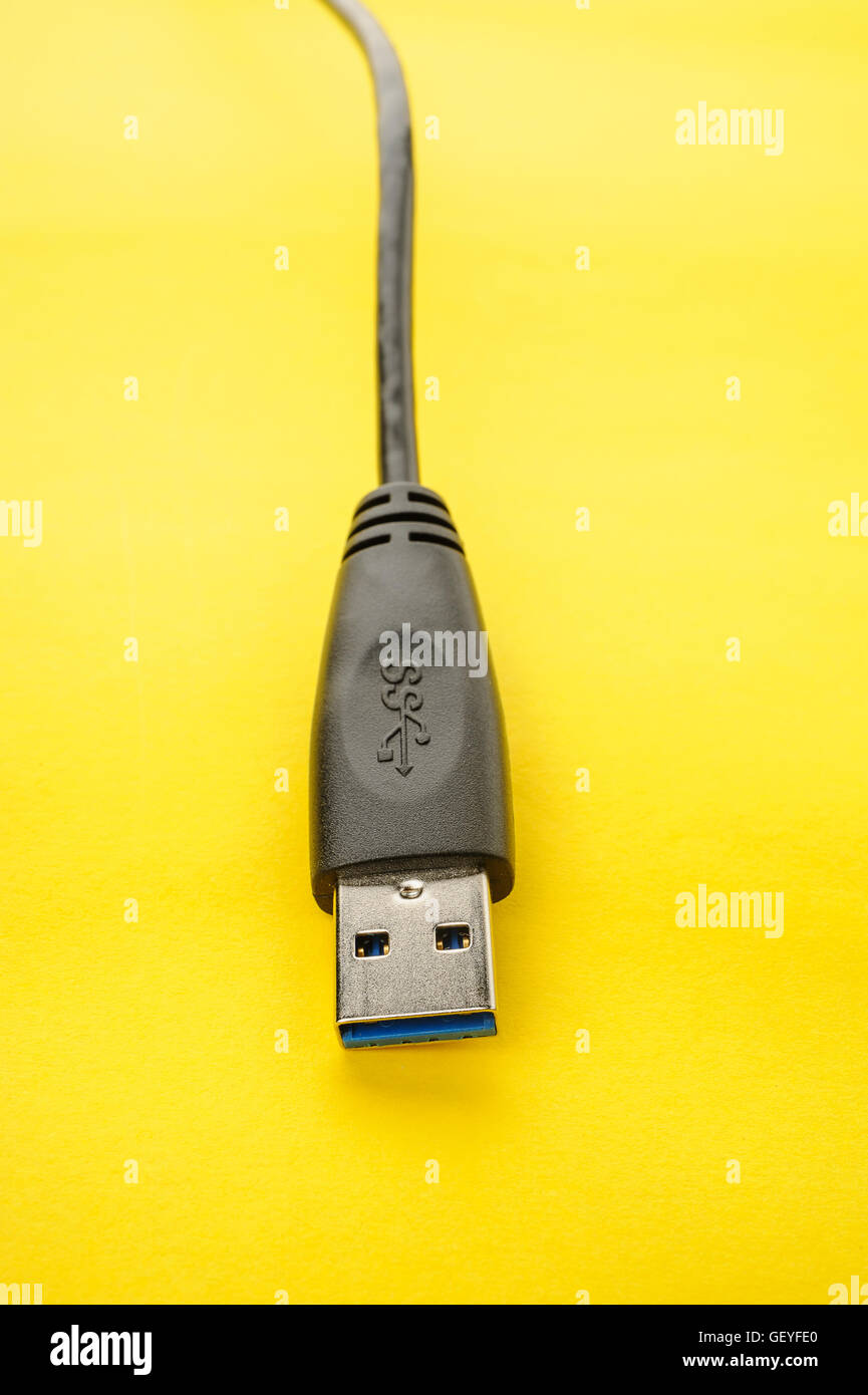 Closeup Details von USB 3.0-Anschluss auf gelbem Papier Stockfoto