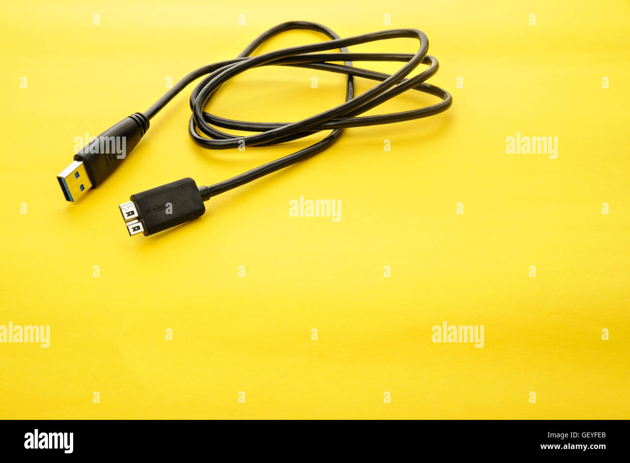 Closeup Details von USB 3.0-Anschluss auf gelbem Papier Stockfoto