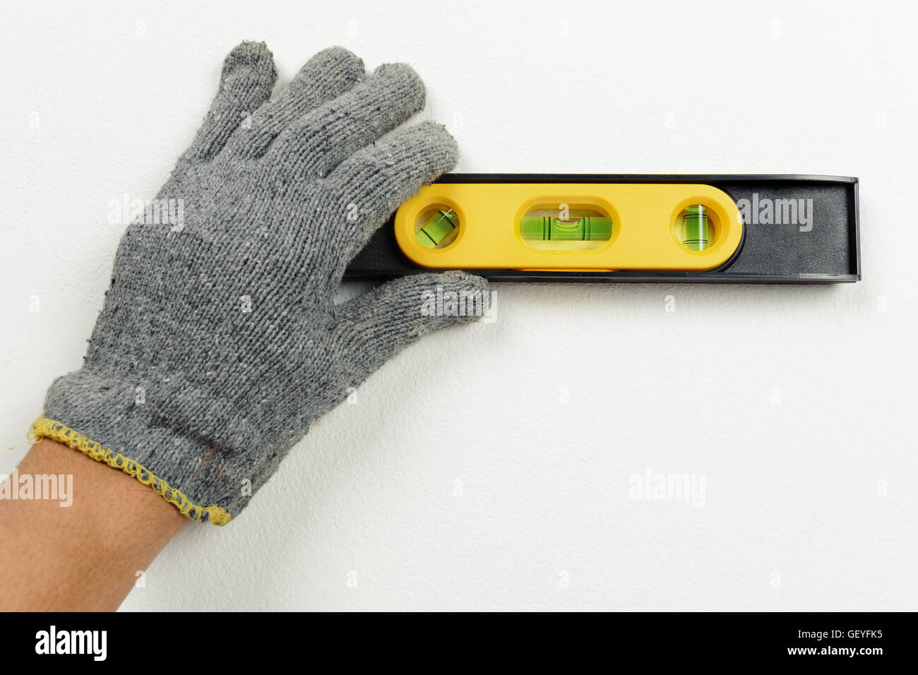 Techniker mit Wasserwaage auf die Überprüfung der Ebene Stockfoto
