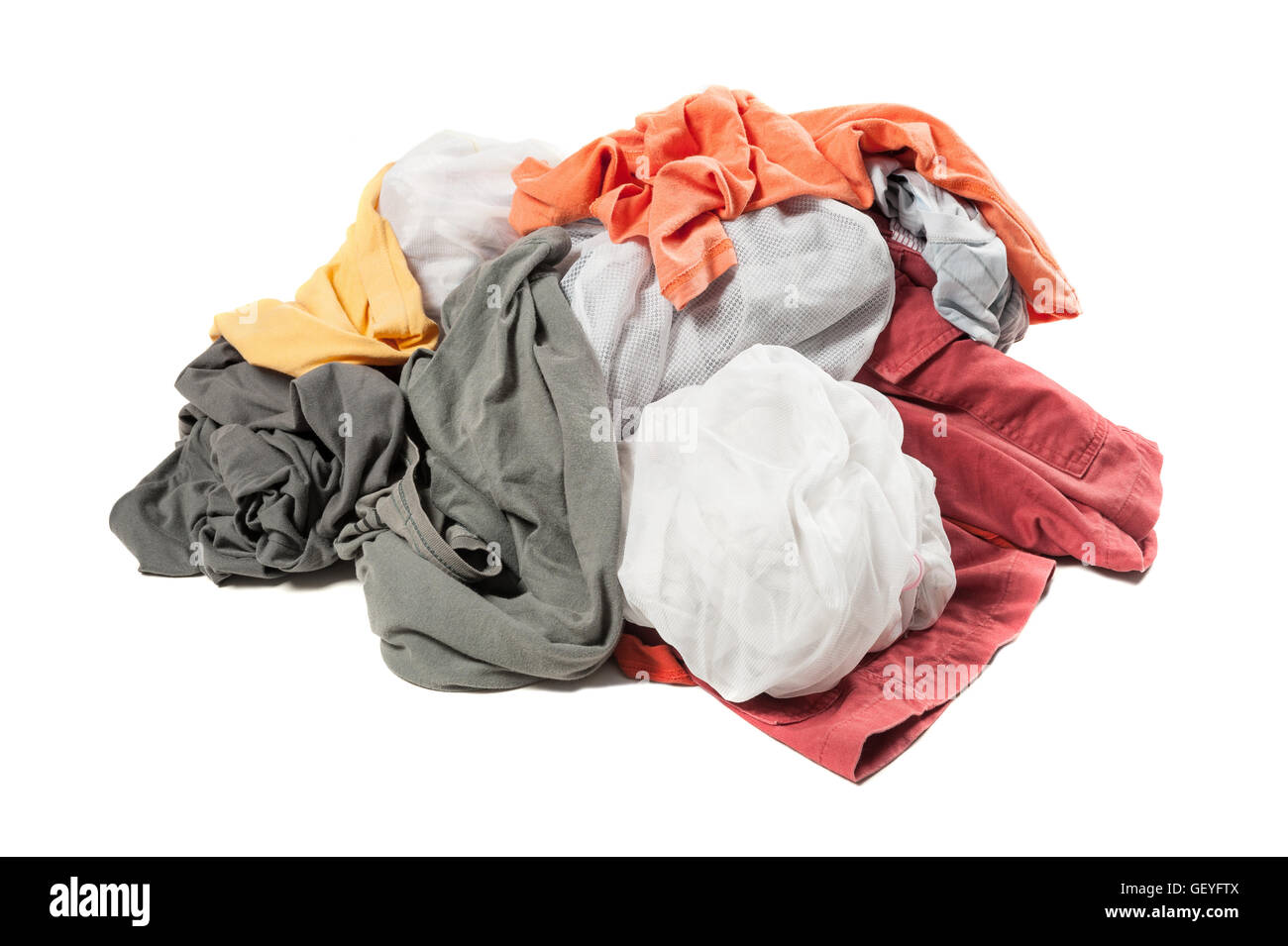 Grosser Haufen schmutziger bunte Kleidung isoliert auf weißem Hintergrund Stockfoto