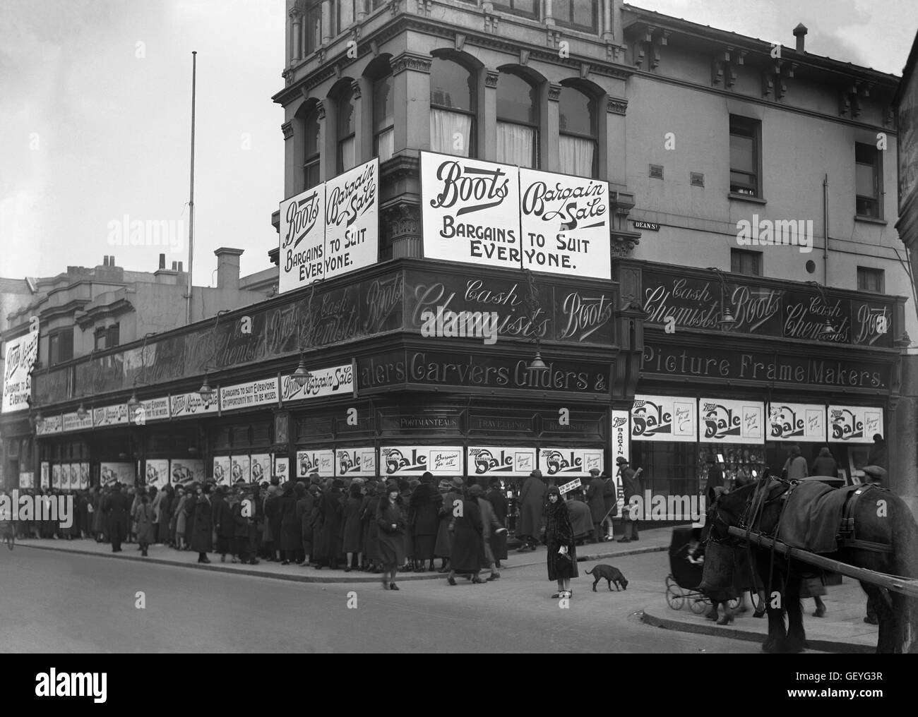 Verkauf-Massen an Stiefeln die Chemiker Western Road Branch, Brighton, East Sussex in den 1920er Jahren Stockfoto