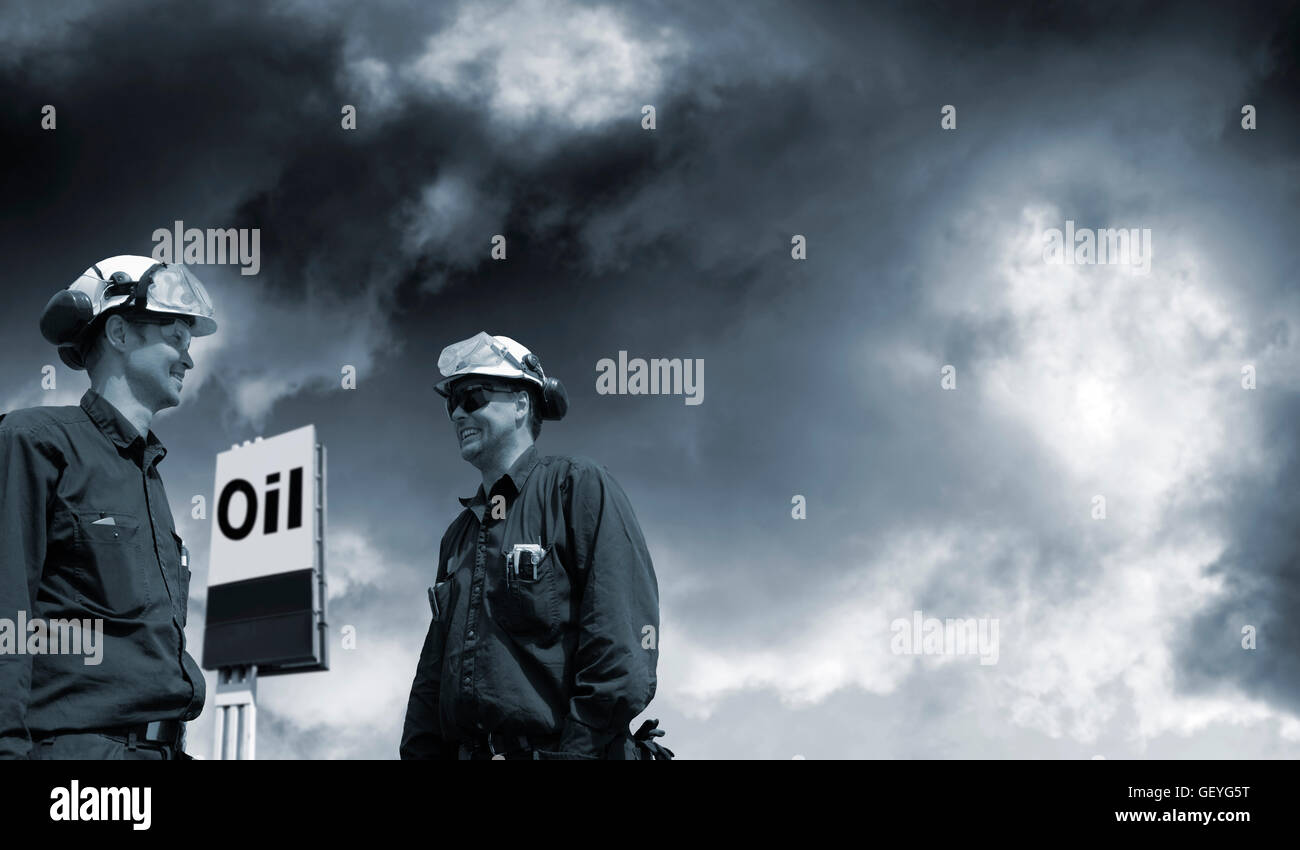 Öl und Gas Arbeitnehmer Suche nach Öl und Kraftstoff Stockfoto