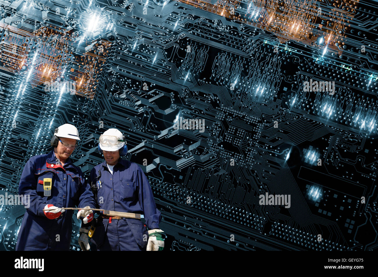 Techniker arbeiten an riesigen futuristischen Leiterplatte und Mikrochips Stockfoto