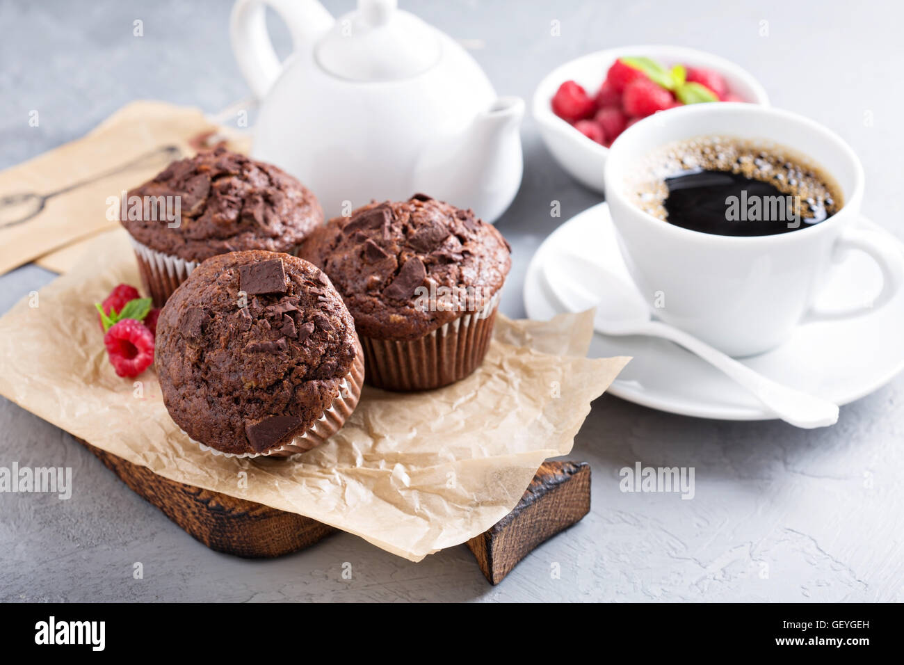 Schokoladen-Muffins mit einer Tasse Kaffee Stockfoto