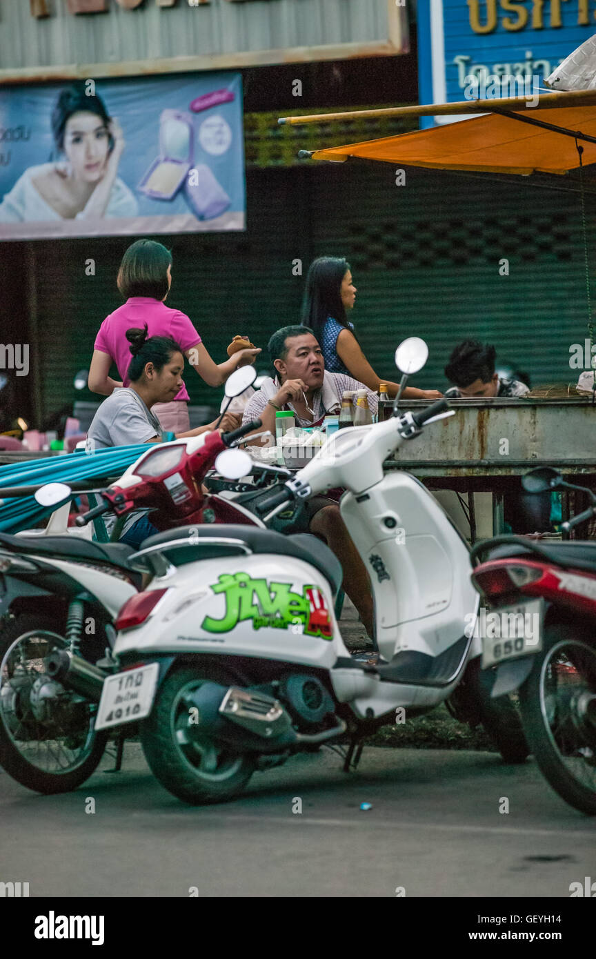 Menschen Essen im Lebensmittelmarkt Chang Phuak Tor, Nordtor Chiang Mai Thailand Stockfoto