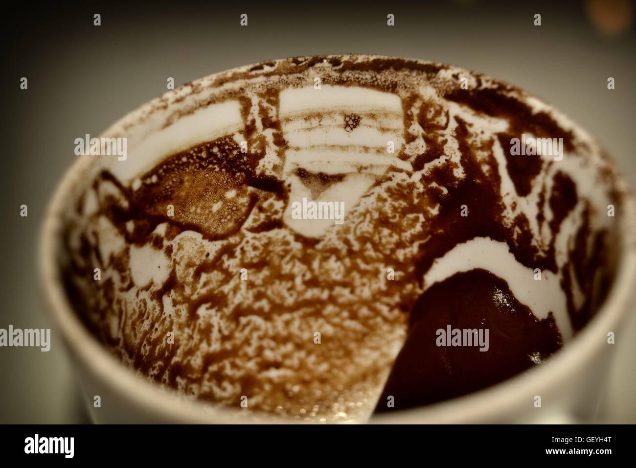 Kaffeesatz in der Tasse nach dem Konsum von türkischen Kaffee Stockfoto